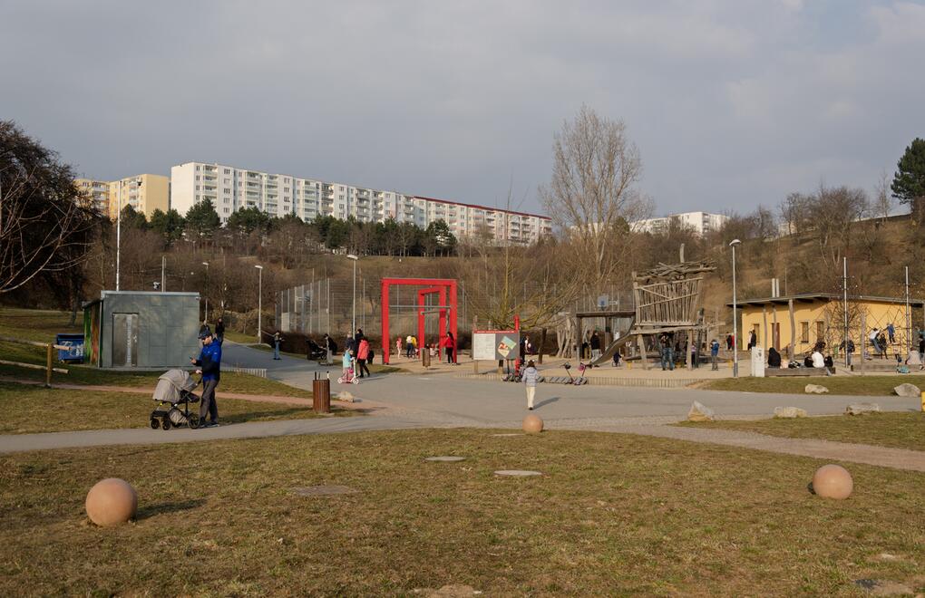 Betonová koule jako doplněk v městkém parku