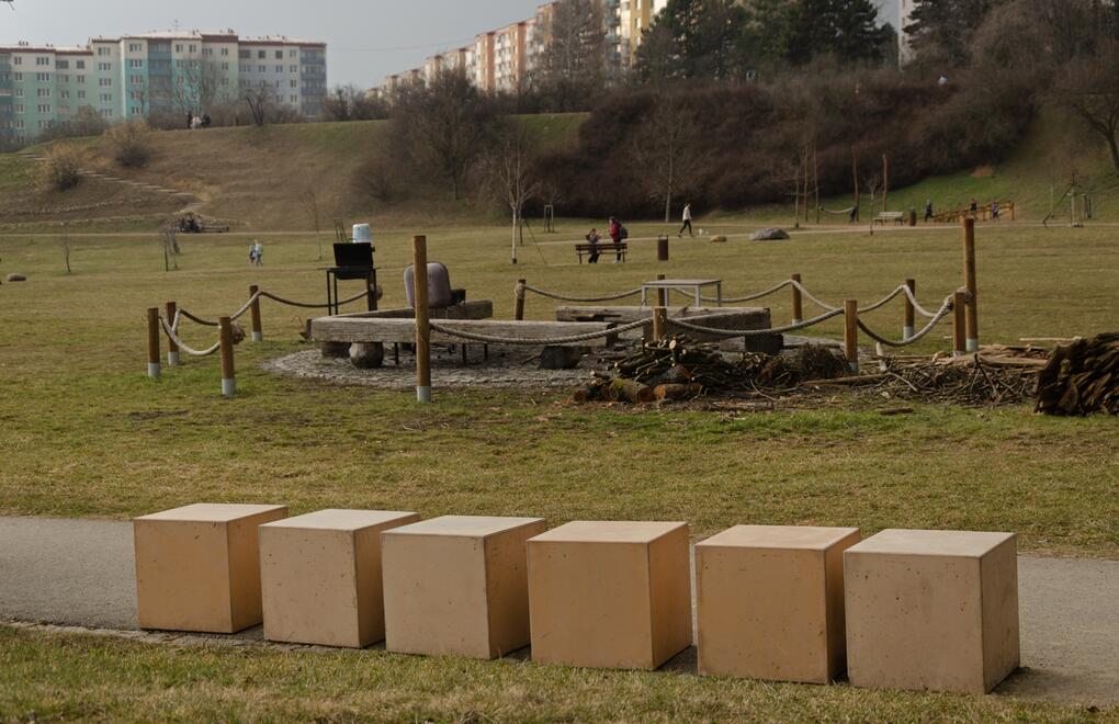 Betonové kostky připravené k rozmístění okolo grilovacího místa v městském parku