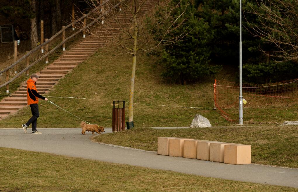 Zábrana proti vjezdu i prvek k posezení: betonová kostka