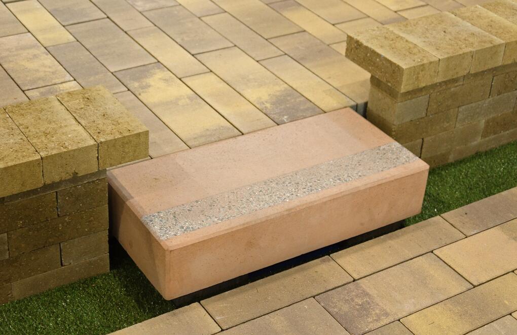 Dekorativní schodišťový stupeň pro překonání výškového rozdílu v terénu