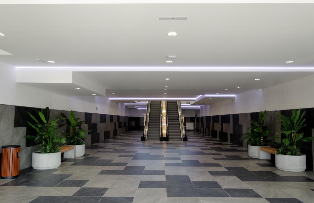 Mobiliář MIAKI v interiéru obchodního centra