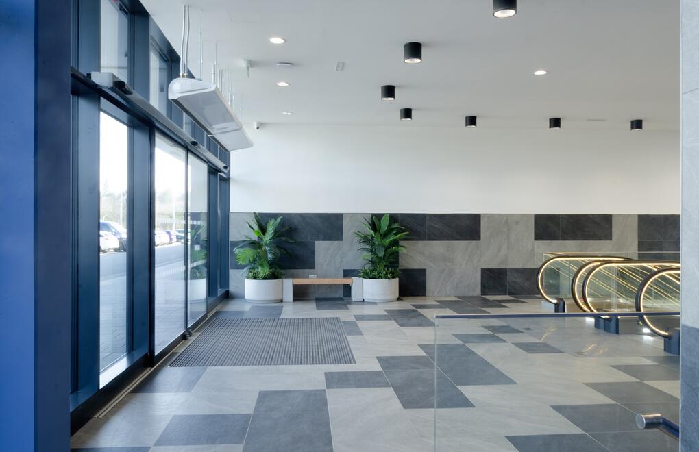 Posezení v interiéru obchodního centra