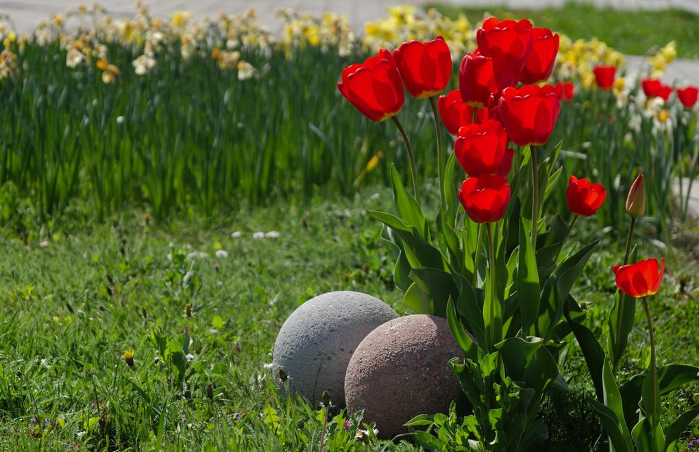 Dekorace do parku i do zahrady: betonová koule tryskaná