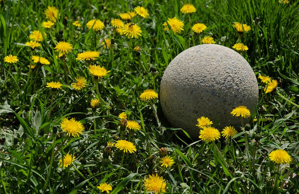 Tryskaná betonová koule: doplněk do parku i do zahrady