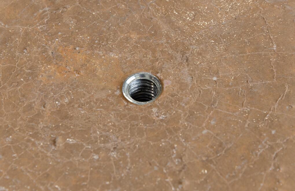 Závitové pouzdro na spodní straně betonových koulí a polokoulí