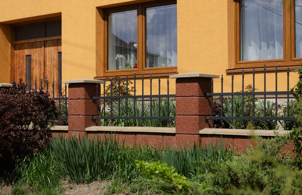Předzahrádka rodinného domu oplocená pomocí betonových plotovek GARDELOT®
