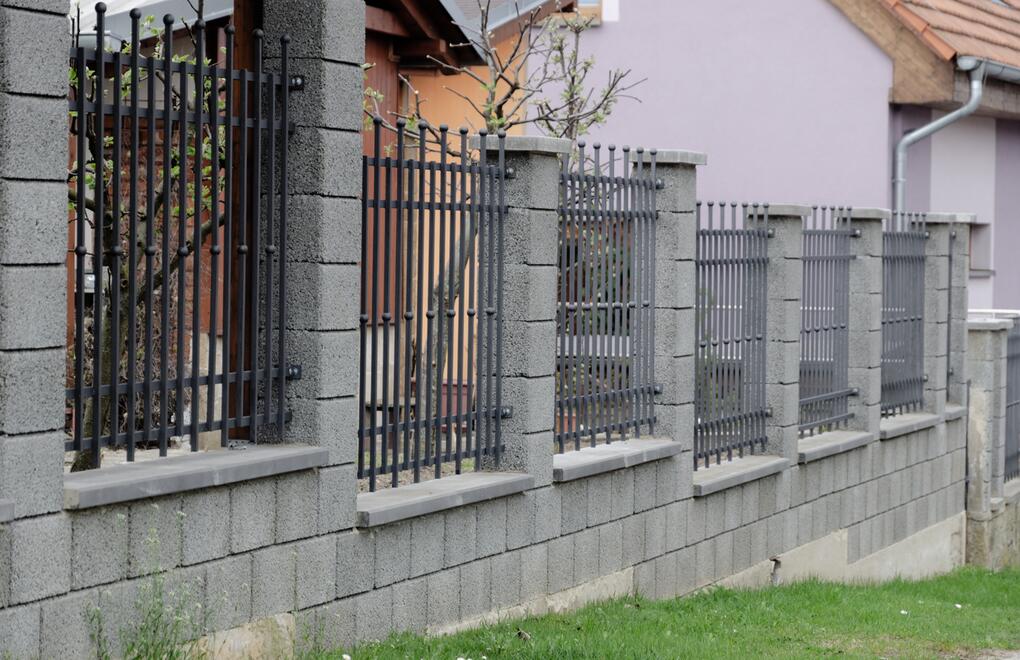 Betonový plot z průběžných tvarovek GARDELOT®