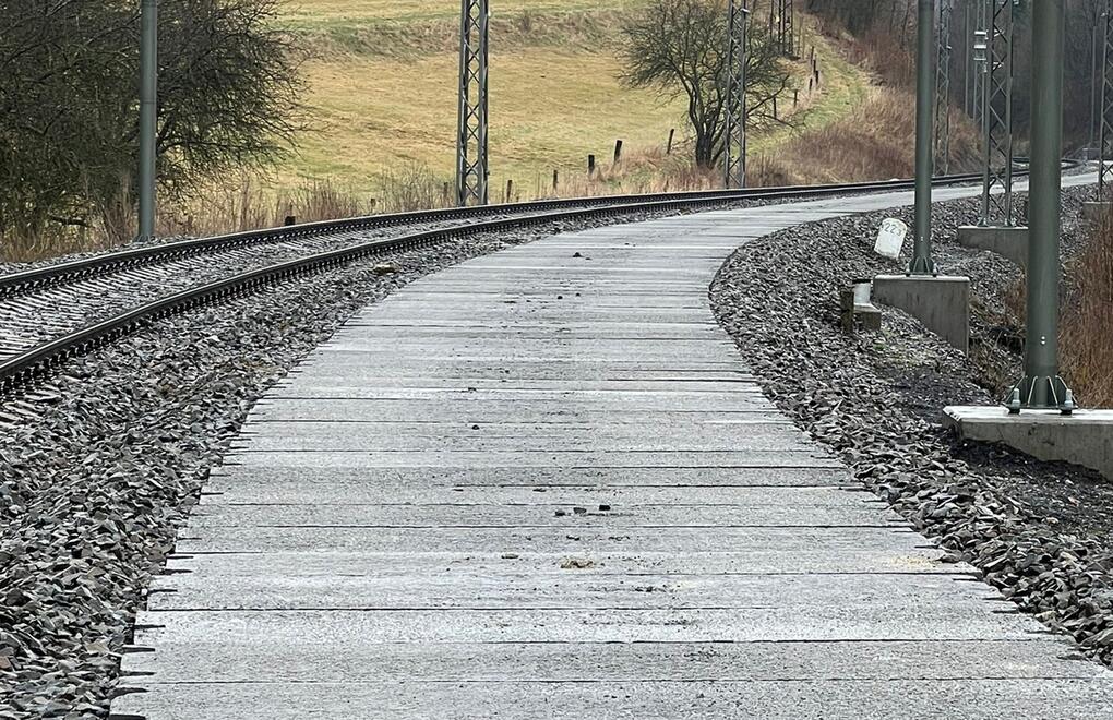 Silniční panely: zpevnění podél železniční trati