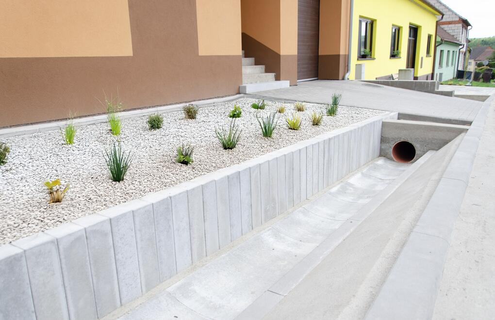 Předzahrádka elegantně ohraničená betonovými palisádami