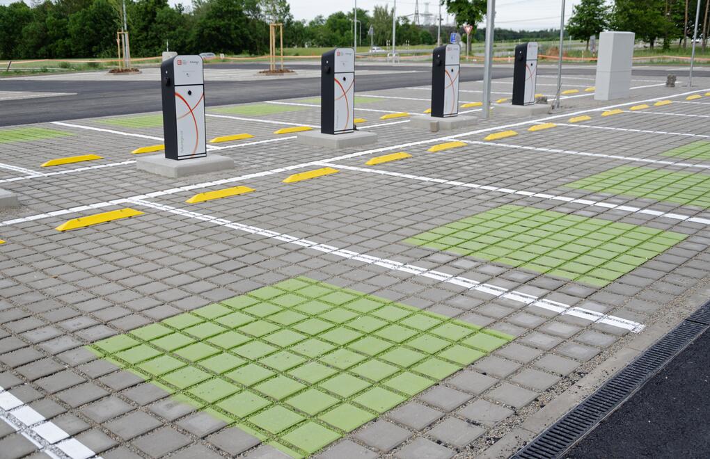 Vsakovací dlažba DORA - ideální řešení na rozsáhlé parkovací plochy