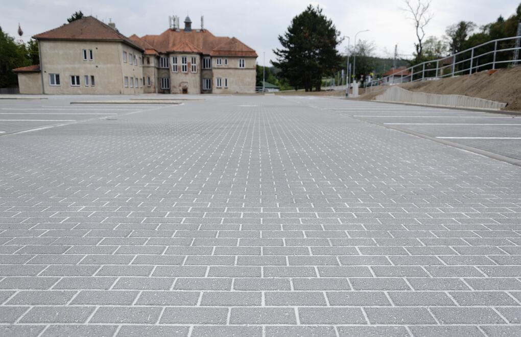 Rozsáhlé parkoviště z vsakovací dlažby GRANIT® AQUA
