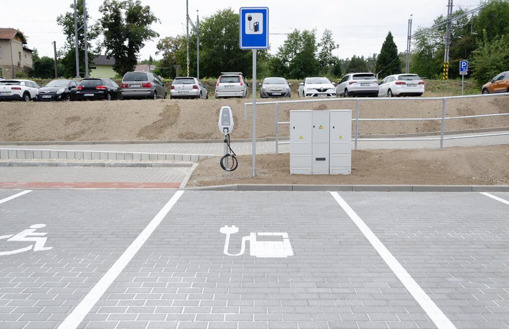 Moderní parkovací plochy z vsakovací dlažby