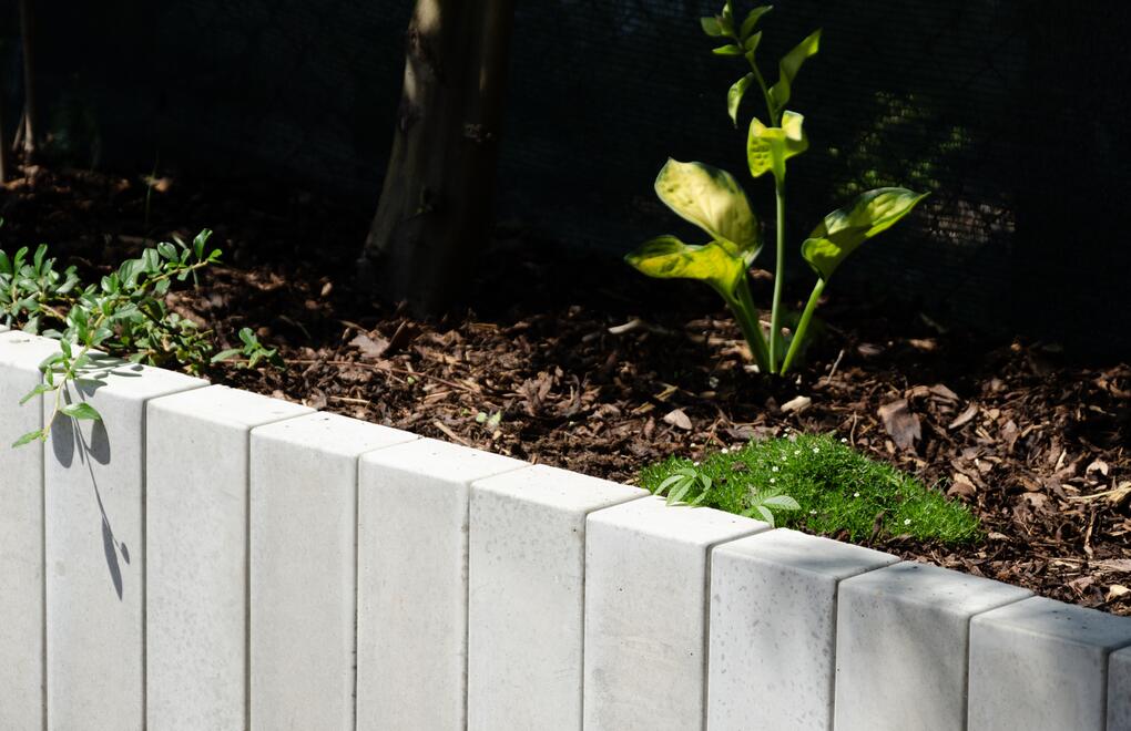 Hladká pravoúhlá palisáda: moderní doplněk vaší zahrady