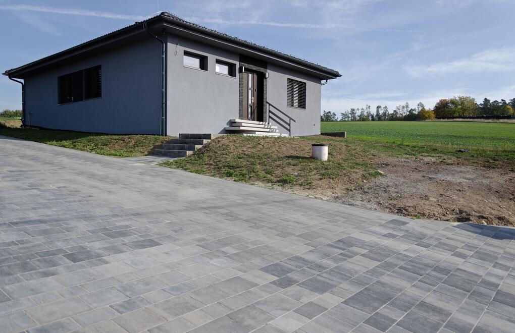 Příjezdová cesta k rodinnému domu z moderní skladebné dlažby Verdelit