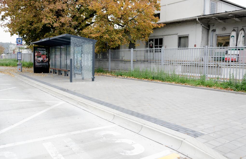 Zastávka MHD s bezbariérovým přístupem: zastávkové obrubníky