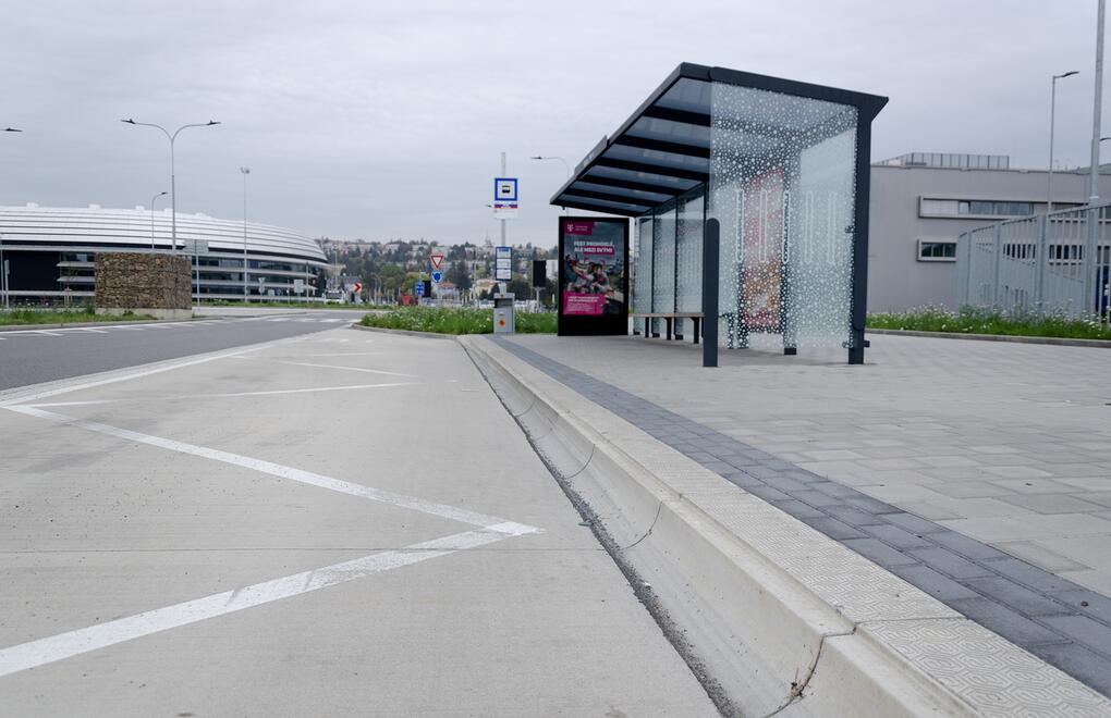 Zastávka s bezbariérovými obrubníky pro pohodlný nástup a výstup
