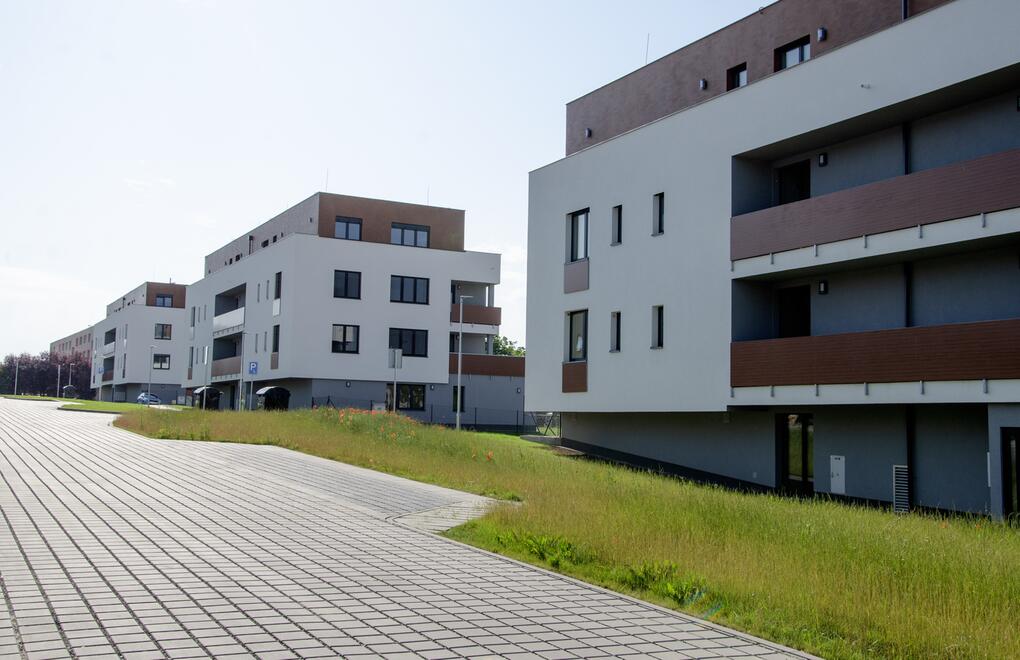 Příjezdová cesta k bytovým domům a parkovací plochy z betonové vsakovací dlažby LORA®