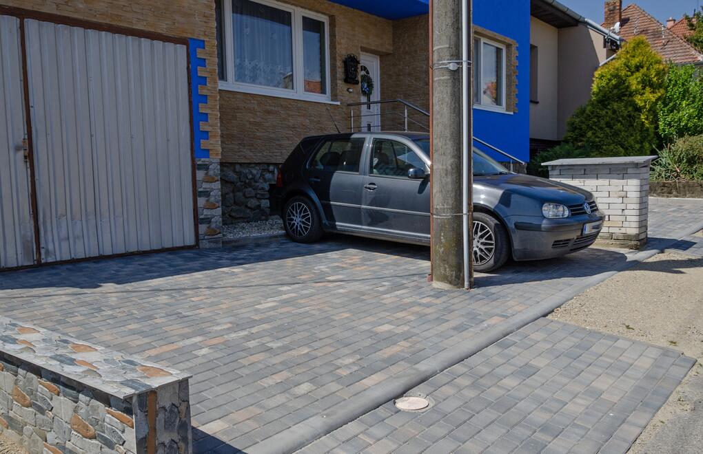 Parkovací stání před rodinným domem z dlažebních kamenů GRANIT®