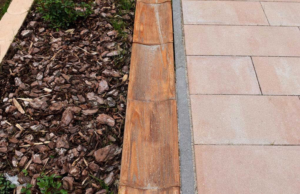 Betonový odvodňovací žlab s dekorem dřeva - odvádějte vodu v zahradě jednoduše