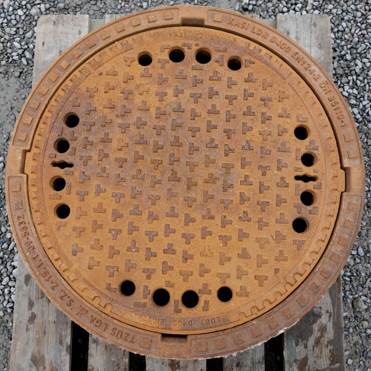 Šachtový poklop s odvětráním v litino-betonovém rámu KD 03 - KD 03 poklop litinový s odvětráním D3 D400
