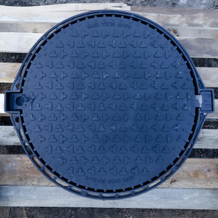 Šachtový poklop bez odvětrání v litinovém rámu s patkou KBL73 - Poklop EUROPA7 KBL73 B125