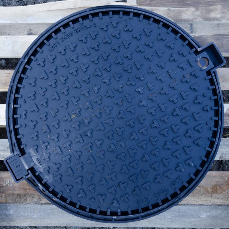 Šachtový poklop bez odvětrání v litinovém rámu s patkou KDLL73 - Poklop EUROPA7 KDLL73 D400