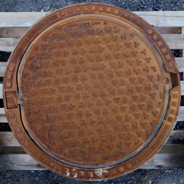 Šachtový poklop bez odvětrání v litino-betonovém rámu KDB93 - Poklop EUROPA9 KDB93 D400