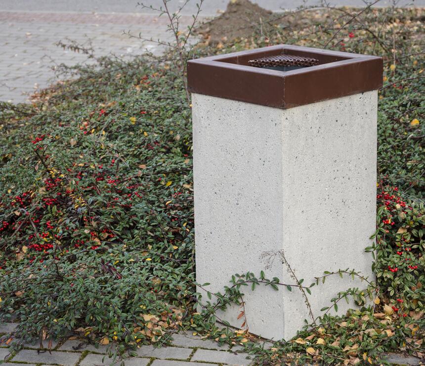 Betonový odpadkový koš Zora barva natural, povrch tryskaný, poklop tmavě hnědý