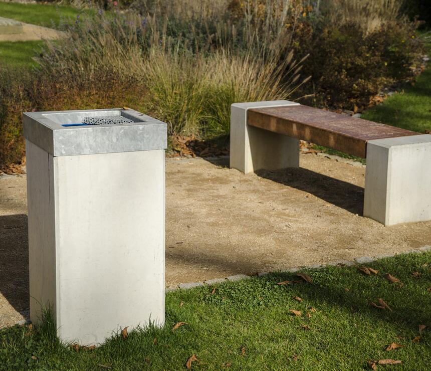 Betonový odpadkový koš Zora barva natural, povrch hladký, poklop pozink