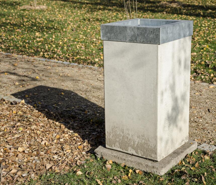 Betonový odpadkový koš Zora barva natural, povrch hladký, poklop pozink