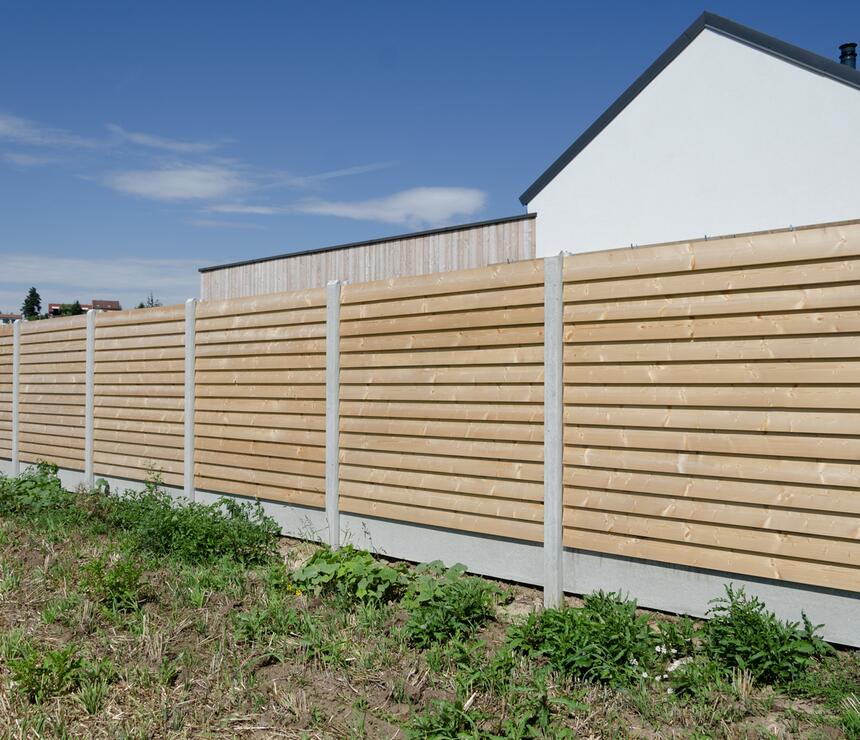 Betonový plotový sloupek průběžný HLADKÝ, podhrabová deska barva natural - foto č.8