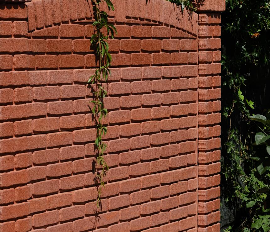 Betonový plotový sloupek: průběžný jednostranný reliéf CIHLA RELIÉFNÍ - foto č.2