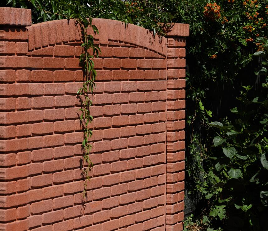 Betonová hlavice na plot: reliéf CIHLA RELIÉFNÍ, barva červená - foto č.3
