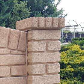 Betonová hlavice na plot: reliéf CIHLA RELIÉFNÍ