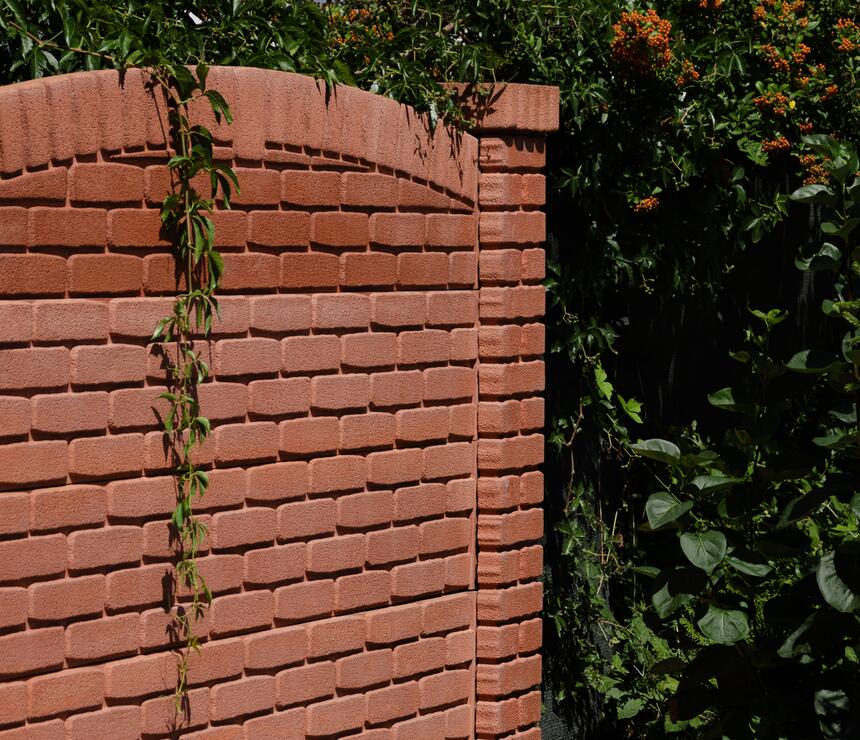 Betonový plot DEKOR cihla reliéfní, barva červená - foto č.3