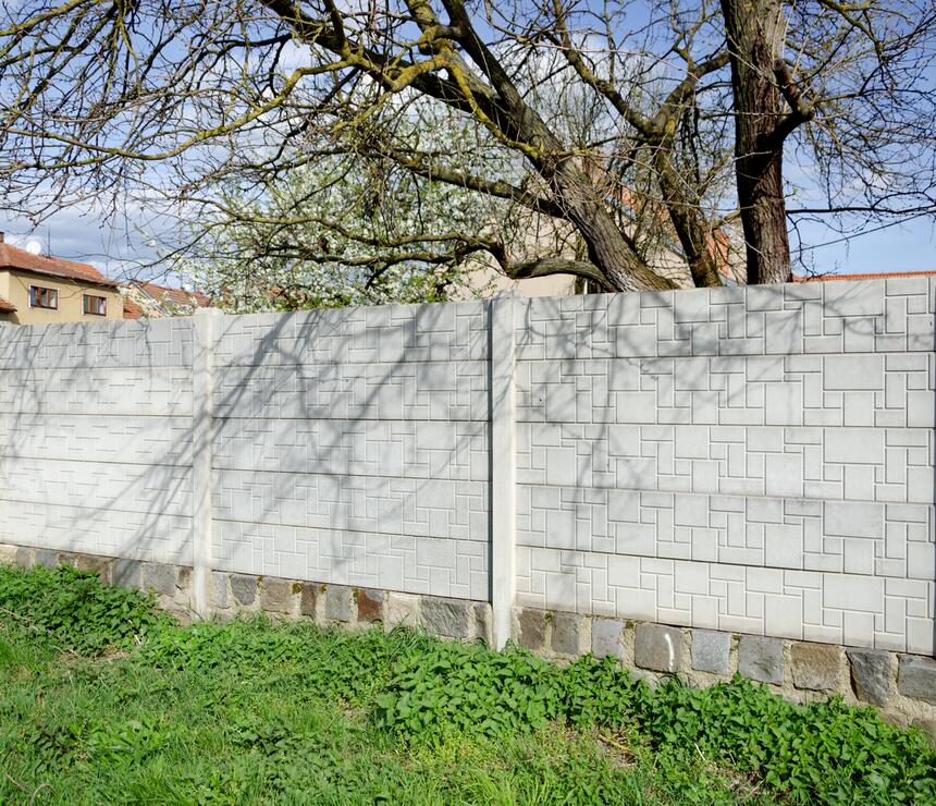 Betonový plot DEKOR jednostranný reliéf HAKLÍK barva natural - foto č.5