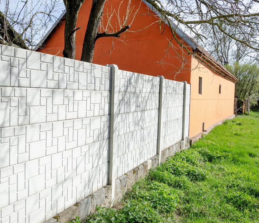 Betonový plot DEKOR jednostranný reliéf HAKLÍK barva natural - foto č.6