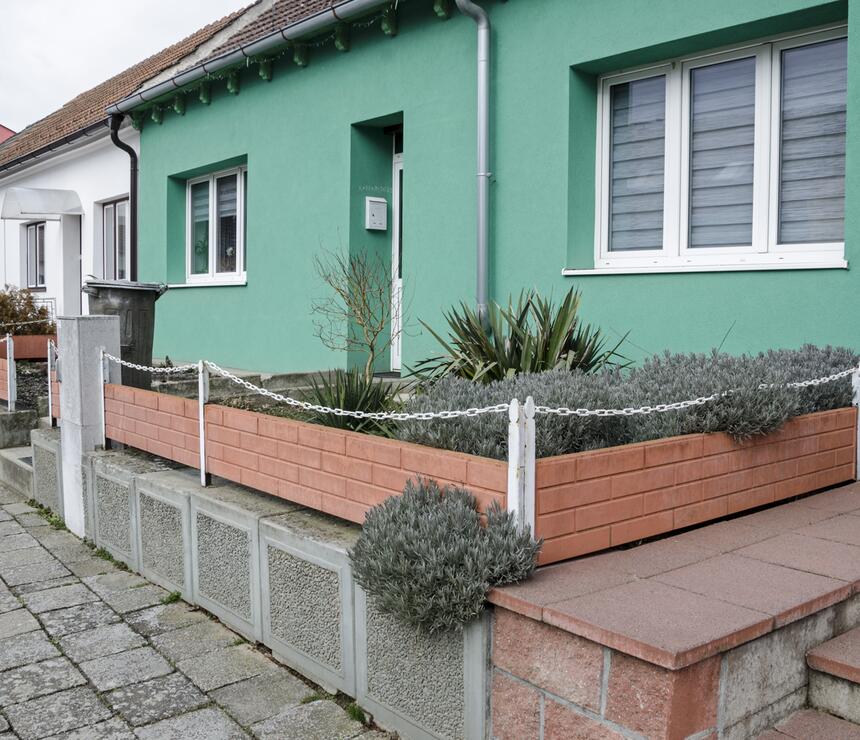 Betonový plot DEKOR jednostranný reliéf LÍCOVKA barva červená