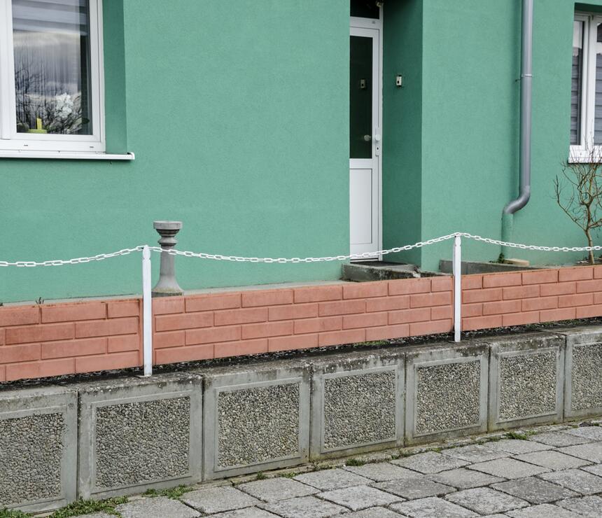 Betonový plot DEKOR jednostranný reliéf LÍCOVKA barva červená