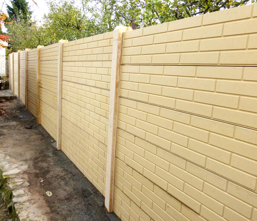 Betonový plot DEKOR jednostranný reliéf LÍCOVKA barva písková