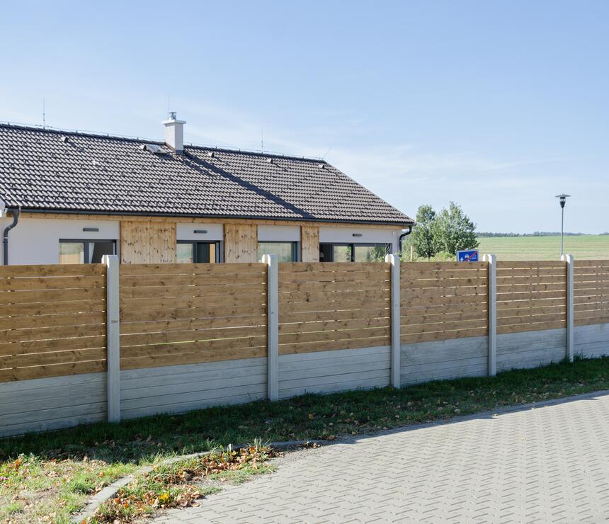 Betonový plot DEKOR jednostranný reliéf PRKNO, sloupky HLADKÉ barva natural - foto č.9