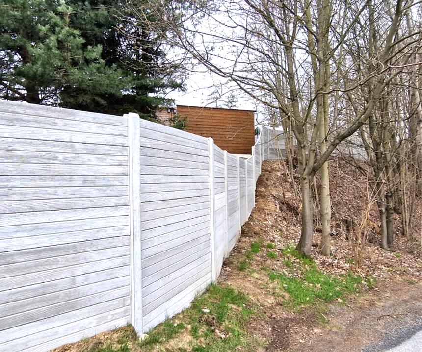 Betonový plot DEKOR jednostranný reliéf PRKNO, sloupky HLADKÉ barva natural - foto č.10
