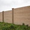 Betonový plot DEKOR jednostranný reliéf PRKNO, sloupky reliéf DŘEVO, hlavice reliéf DŘEVO barva béžová