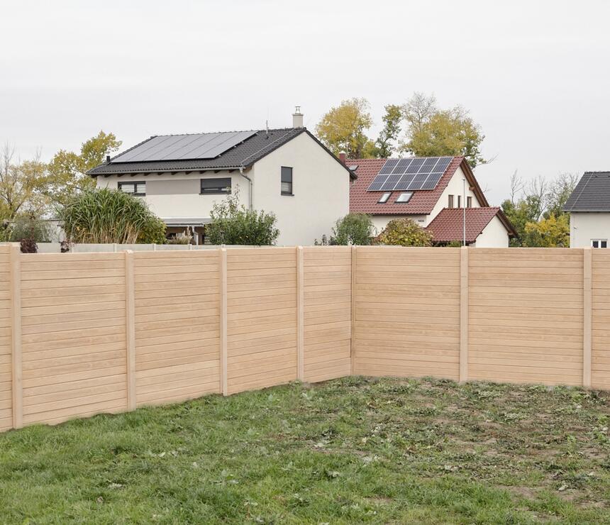 Betonový plot DEKOR jednostranný reliéf PRKNO, sloupky HLADKÉ barva béžová