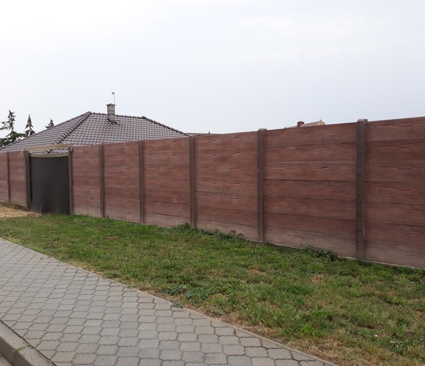 Betonový plot DEKOR oboustranný reliéf DŘEVO barva karamelová