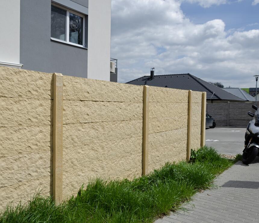 Betonový plot DEKOR oboustranný reliéf KÁMEN, sloupky HLADKÉ barva písková - foto č.5