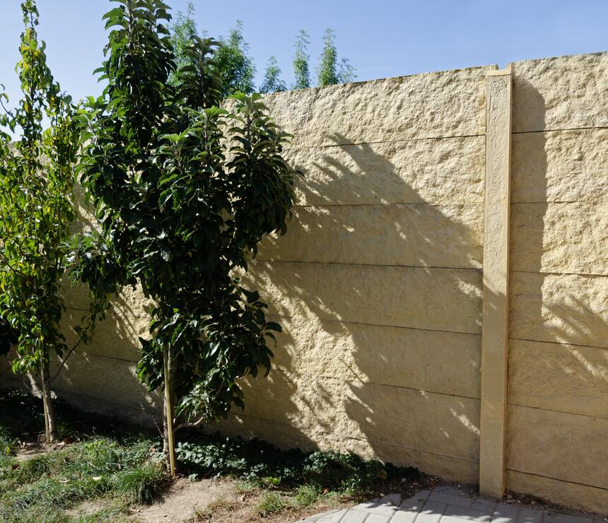 Betonový plot DEKOR oboustranný reliéf KÁMEN, sloupky HLADKÉ barva písková - foto č.9