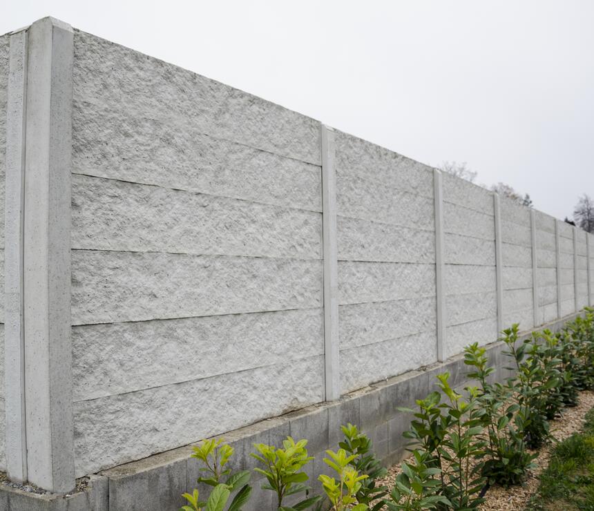 Betonový plot DEKOR oboustranný reliéf KÁMEN, sloupky HLADKÉ barva natural