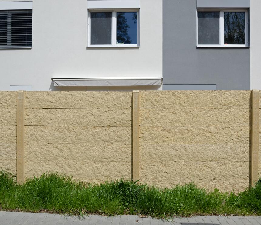 Betonový plot DEKOR oboustranný reliéf KÁMEN, sloupky HLADKÉ barva písková