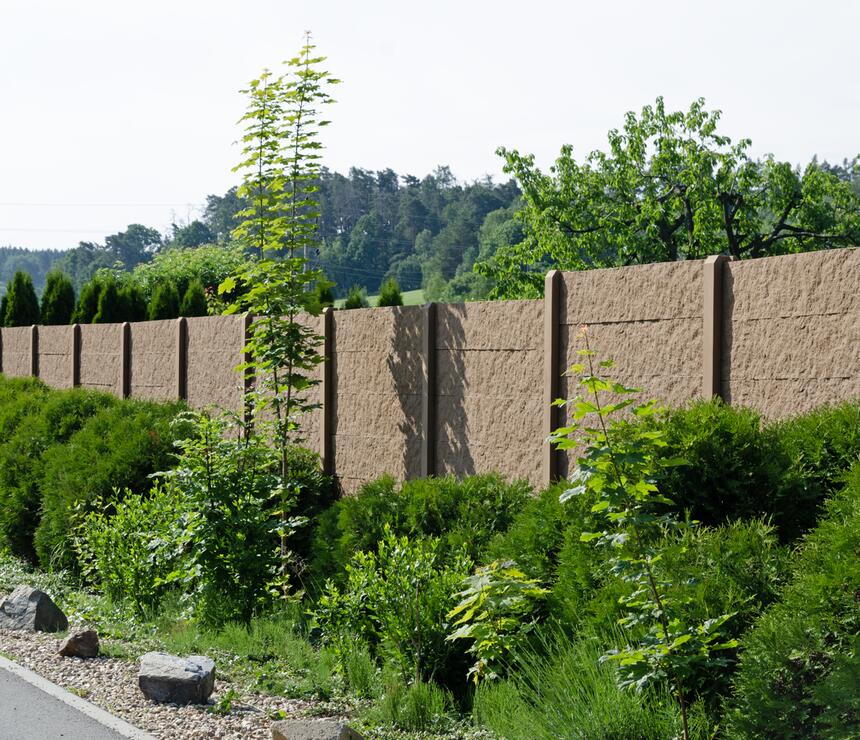 Betonový plot DEKOR oboustranný reliéf KÁMEN, sloupky HLADKÉ barva karamelová